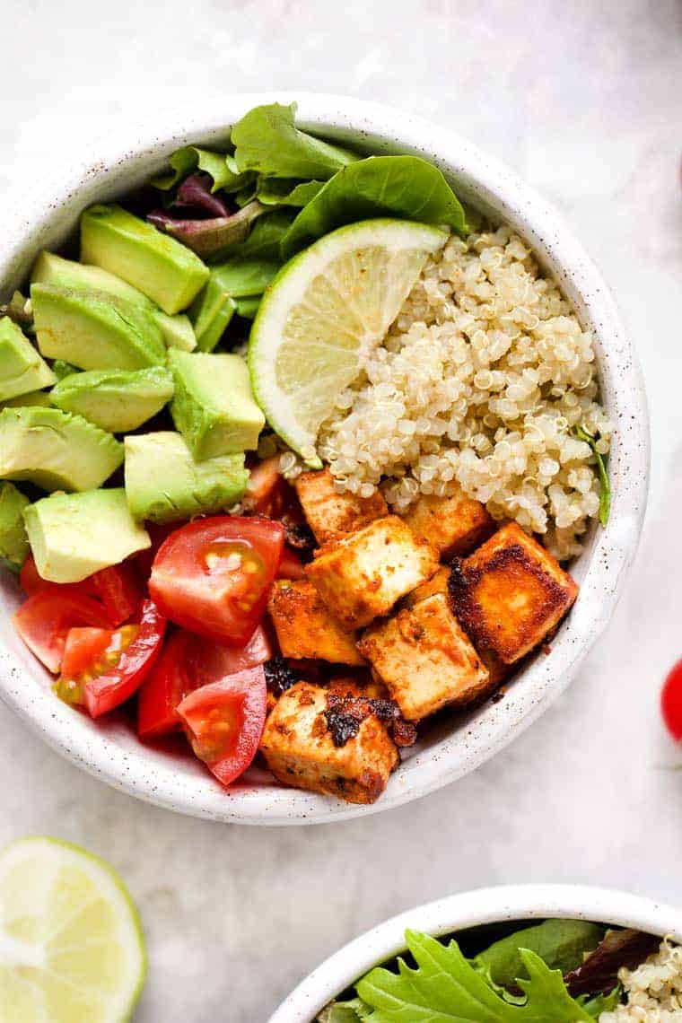 Tofu-Quinoa-Schalen für die Zubereitung von Mahlzeiten