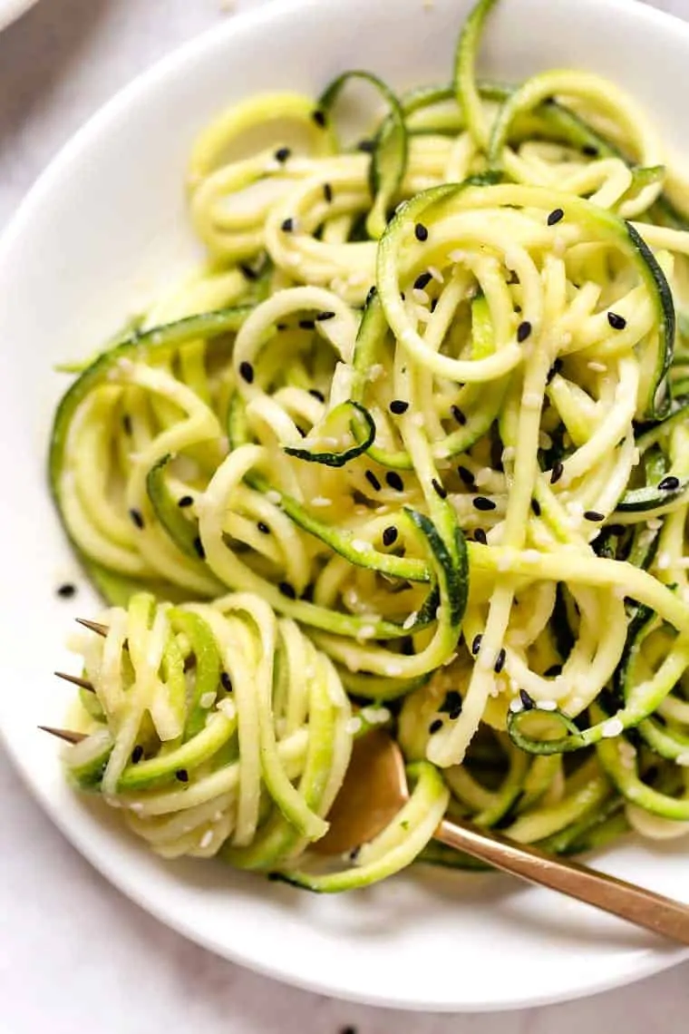 https://www.simplyquinoa.com/wp-content/uploads/2019/06/garlic-sesame-zucchini-noodles-7.webp