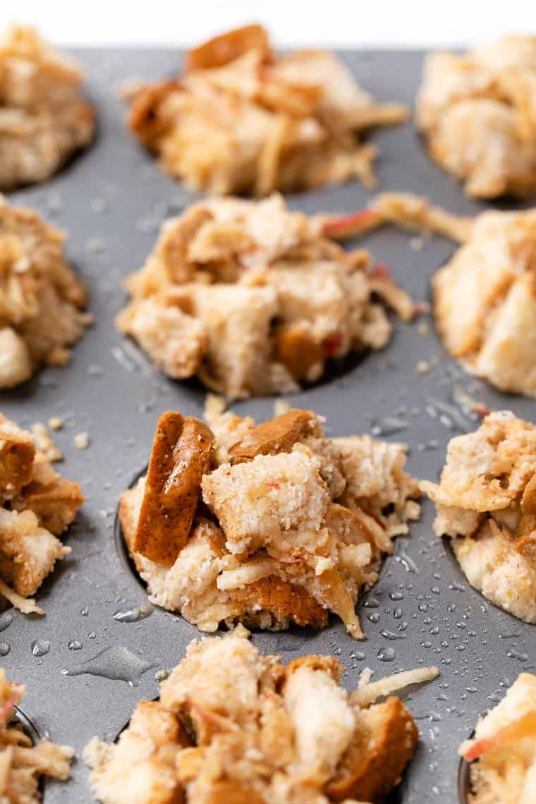 This easy French toast muffins recipe is flavored with cinnamon and apple for warm, cozy vibes. A meal prep breakfast you'll feel good about! French toast muffins recipe in muffin tin