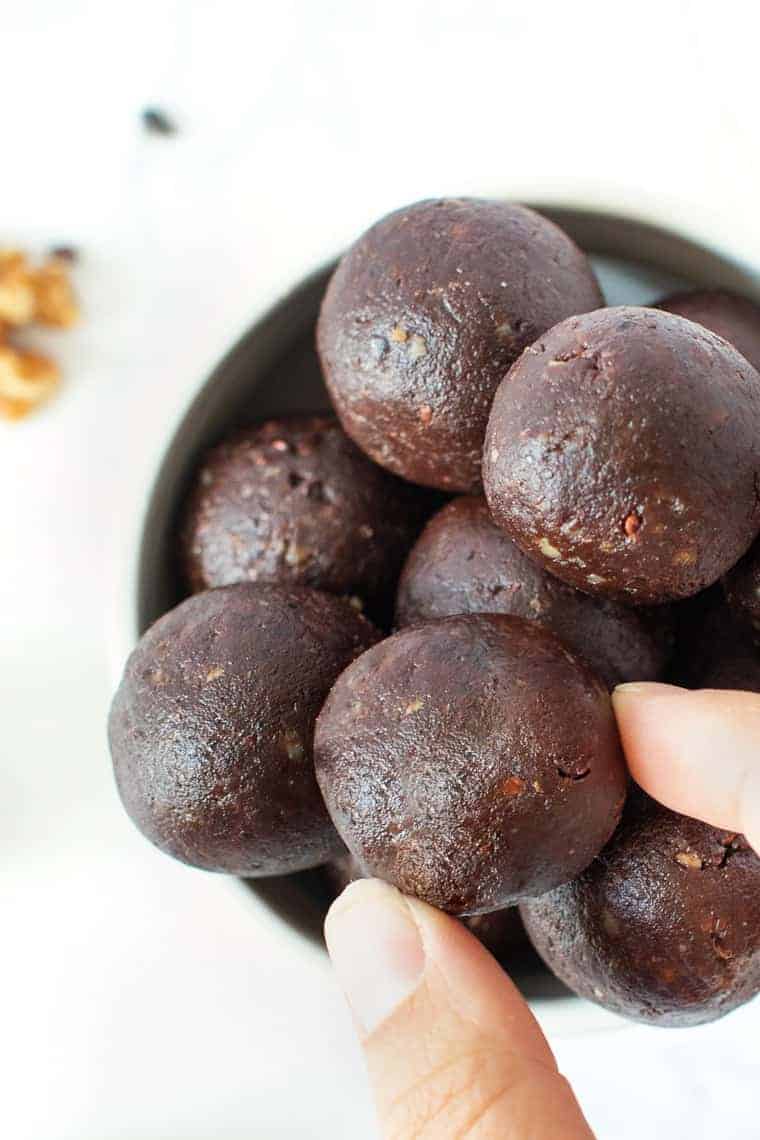 Mint Chocolate Energy Balls {7 ingredients!} Simply Quinoa