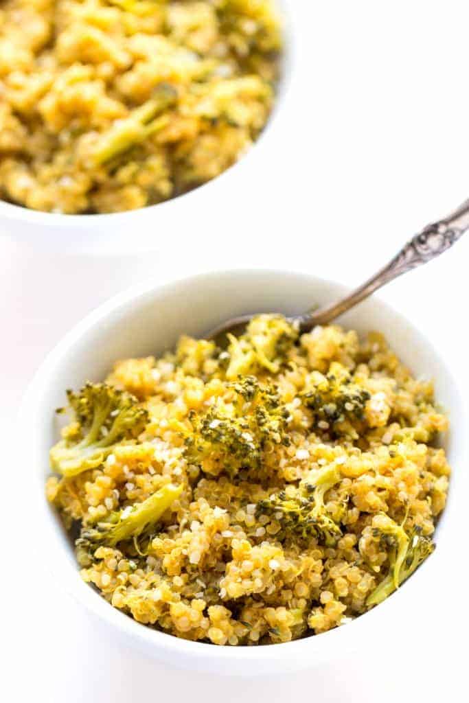 QUINOA MAC AND CHEESE with broccoli -- the perfect meal when you think you have no time to cook. Takes just one pot, takes less than 20 minutes AND it only uses 5 ingredients! [gluten-free + vegan]