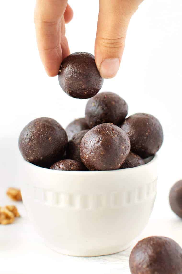 Mint Chocolate Energy Balls {7 ingredients!} Simply Quinoa