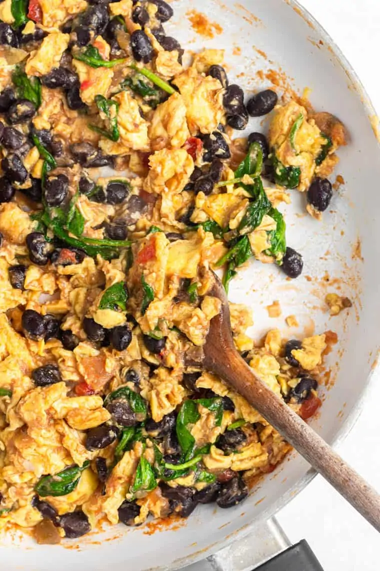 egg taco recipe with black beans, salsa and spinach