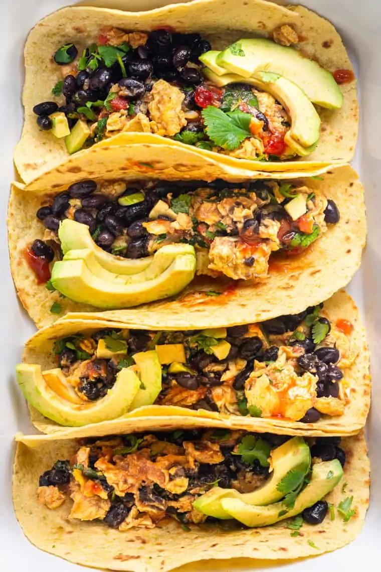 eggs taco recipe with black beans, spinach and salas