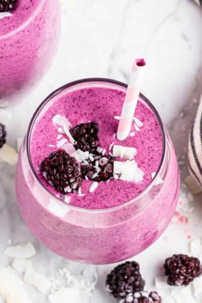 Blackberry smoothies in two glasses with frozen berries