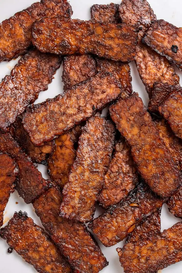 close up of cooked tempeh bacon