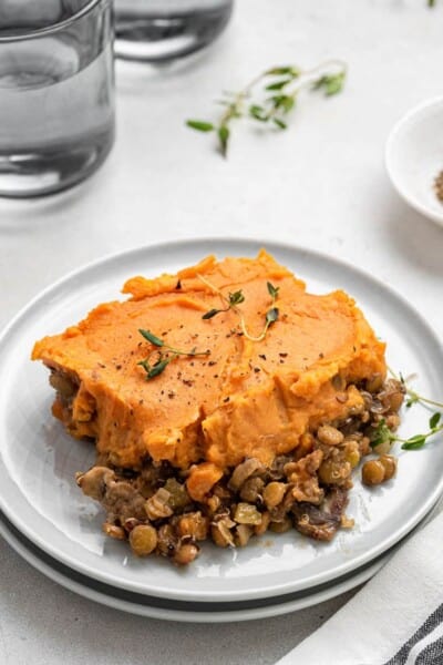 https://www.simplyquinoa.com/wp-content/uploads/2021/10/vegan-shepherds-pie-2-400x600.jpg