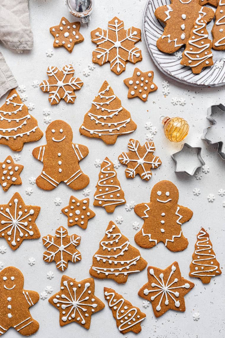 How to make vegan gingerbread cookies for the holidays! Bonus: they’re also gluten-free, which means you’ll have a treat everyone can enjoy. vegan gingerbread cookies with frosting