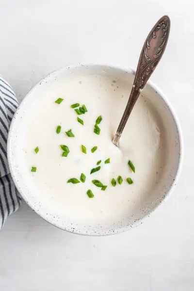 Bowl of vegan sour cream topped with chives