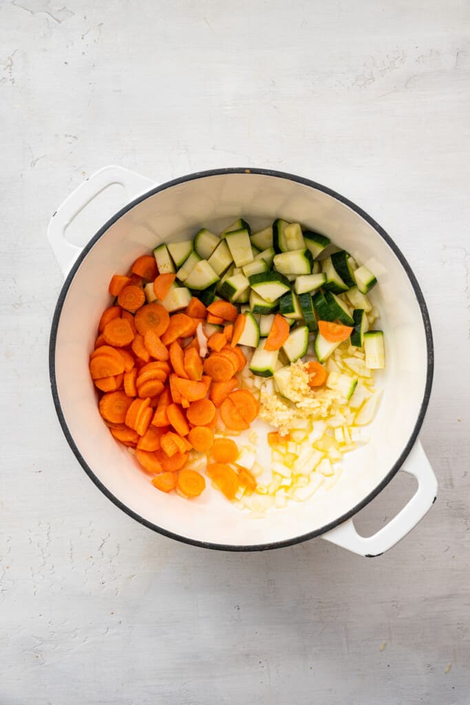 This creamy vegan broccoli soup is rich and silky without dairy. It's packed with savory veggies and ready in one pot in an hour or less! vegan creamy broccoli soup-2
