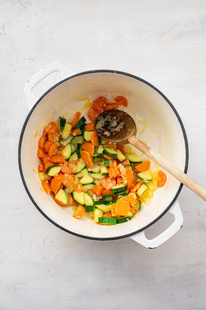 This creamy vegan broccoli soup is rich and silky without dairy. It's packed with savory veggies and ready in one pot in an hour or less! vegan creamy broccoli soup-3