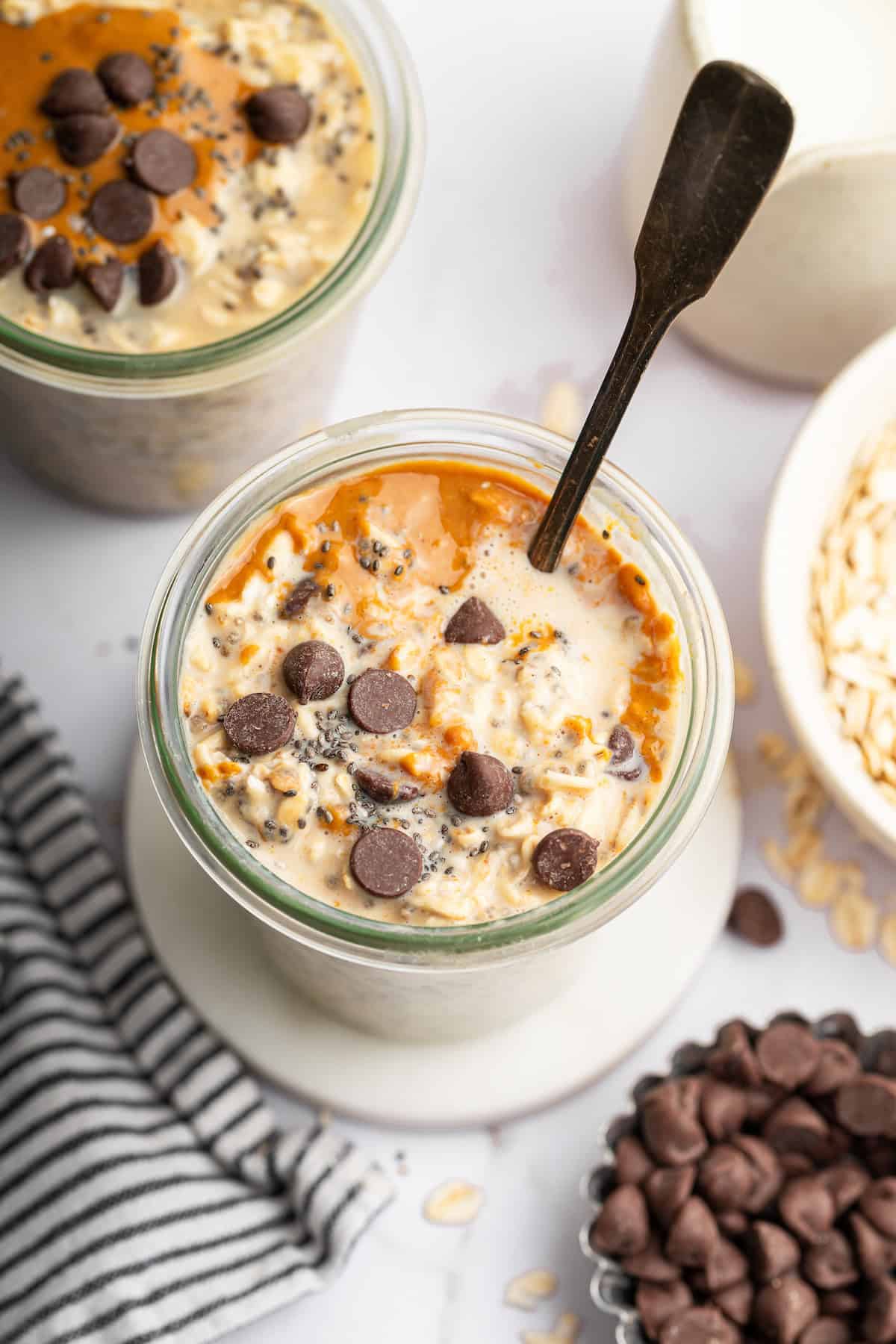 Start your day with these peanut butter overnight oats and you will power through your morning! They’re easy to make and taste like a treat. Top-down view of creamy peanut butter overnight oats