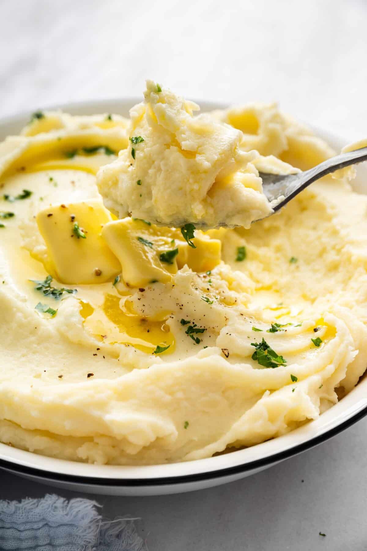 Delicious creamy mashed potatoes made in the Instant Pot, perfect for a quick and flavorful side dis.