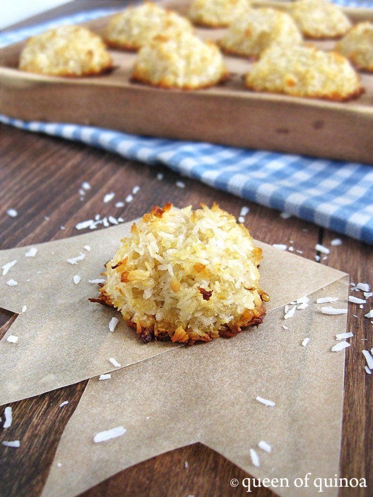 Coconut Quinoa Macaroons --> 25 ways to add quinoa to your cookies!